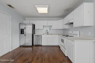 107 Luke Court, New Bern, NC 28560 – photo 5: Kitchen