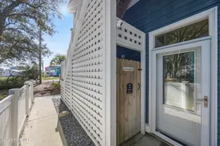 638 S Fourth Avenue, Kure Beach, NC 28449 – photo 8: 10_entryway