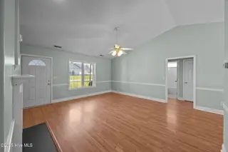 102 Inge Court, New Bern, NC 28562 – photo 11: Living Room
