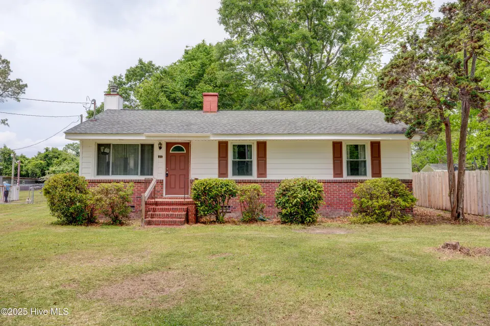 121 Laurel Drive, Wilmington, NC 28401 — 3-bedroom home in Wrightsboro Acres, Wilmington, NC, photo 1 of 18: 121LaurelDrive-2