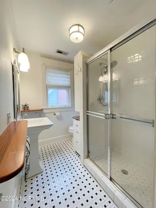 1801 Chestnut Street, Wilmington, NC 28405 – photo 21: Shared Bathroom