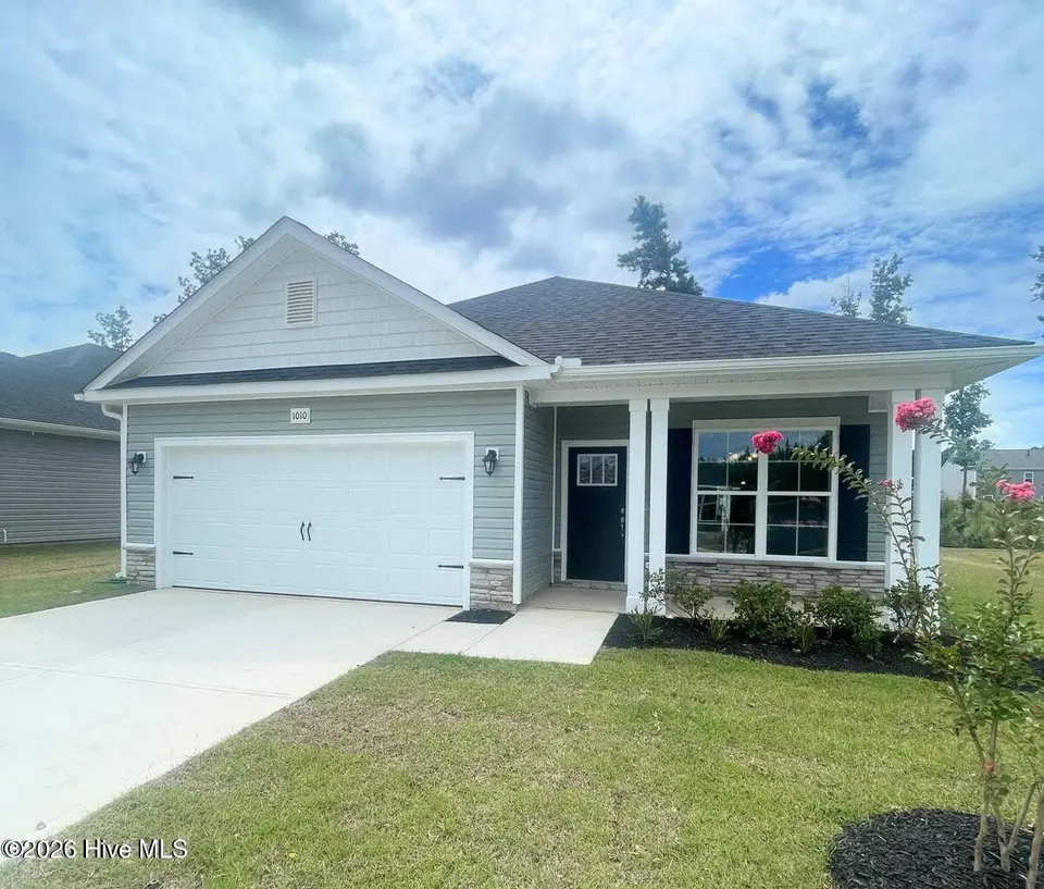 915 Caroline Court, New Bern, NC 28560 – photo 1 of 26: 1727 Front