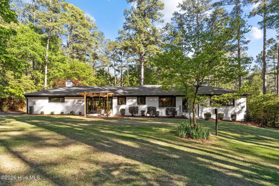 565 S Valley Road, Southern Pines, NC 28387 — 4-bedroom home in Golfcrest, Southern Pines, NC, photo 1 of 64: Front