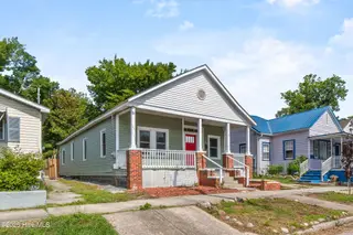609 N 10th Street, Wilmington, NC 28401 — 4-bedroom home in Brooklyn, Wilmington, NC, photo 2 of 34: 5_front exterior