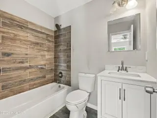 508 Redwood Place 2, Jacksonville, NC 28540 — 3-bedroom condo in Shamrock Village, Jacksonville, NC, photo 22 of 35: 3rd story Front Bathroom