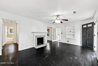 106 S Griffin Street, Elizabeth City, NC 27909 – photo 3: 06-106 s Griffin - Living Room-4