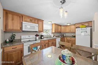 7108 Carolina Beach Road, Wilmington, NC 28412 – photo 16: 32_kitchen