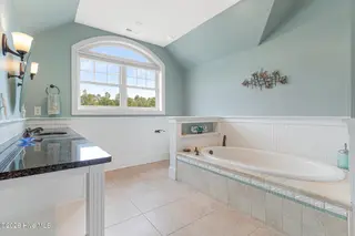 255 Gatsey Lane, Beaufort, NC 28516 — 3-bedroom home in Stanton Landing, Beaufort, NC, photo 19 of 53: Primary suite top floor