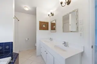 913 Hearthside Court, New Bern, NC 28560 – photo 21: Master Bathroom