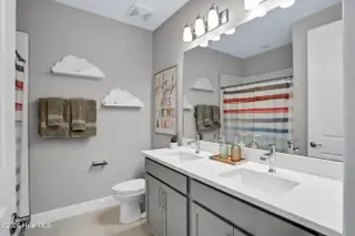 349 Parkington Lane 95a, Ocean Isle Beach, NC 28469 — 3-bedroom townhome in The Villas at Seaside, Ocean Isle Beach, NC, photo 19 of 22: upper level bath