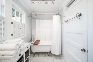212 Broad Street, Beaufort, NC 28516 – photo 19: Principle bath