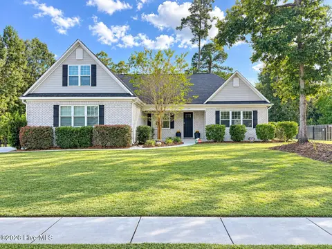 646 Crown Pointe Drive, Hampstead