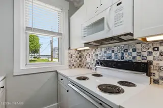 501 N 11th Street, Morehead City, NC 28557 – photo 10: Kitchen