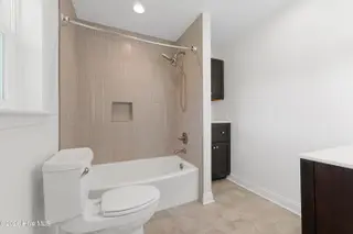 1705 River Drive, Morehead City, NC 28557 – photo 20: Primary ensuite