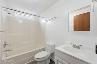 405 Lynchfield Drive, New Bern, NC 28560 – photo 16: Guest bathroom