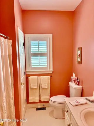 701 Discovery Bay, New Bern, NC 28562 — 3-bedroom home in Haywood Creek Landing, New Bern, NC, photo 17 of 26: Guest bath