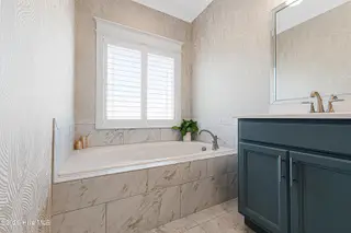 413 Taylorwood Drive, Beaufort, NC 28516 – photo 20: Primary ensuite