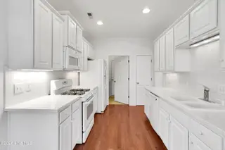 1009 N Sanderling Drive, Leland, NC 28451 — 3-bedroom townhome in Waterford of the Carolinas, Leland, NC, photo 14 of 63: Kitchen