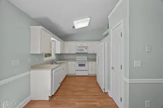 102 Inge Court, New Bern, NC 28562 – photo 5: Kitchen