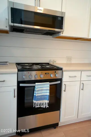 Ocean Sands, Atlantic Beach – photo 16: 4 BURNER RANGE & MICROWAVE