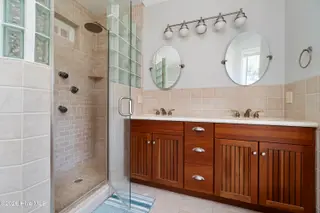 104 Core Drive W & Boat Slip #16, Morehead City, NC 28557 – photo 24: Master Bath 1