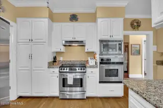 2313 New Orleans Place, Wilmington, NC 28403 — 4-bedroom home in Bradley Creek East, Wilmington, NC, photo 11 of 43: Double Ovens