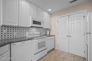 103 N Permuda Wynd Drive, North Topsail Beach, NC 28460 – photo 18: Kitchen
