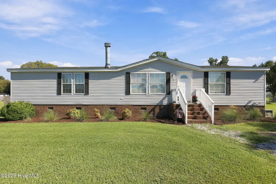 102 Wildcat Court, Richlands, NC 28574 — 3-bedroom manufactured home in Gregory Fork Acres, Richlands, NC, photo 1 of 55: Front of the House