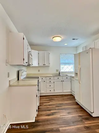 200 Rollins Drive 45, Greenville, NC 27834 – photo 6: RW Kitchen