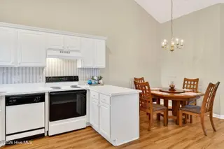 3007 Lauren Place Drive Apt 104, Wilmington, NC 28405 – photo 2: 3-web-or-mls-GNJ_5412