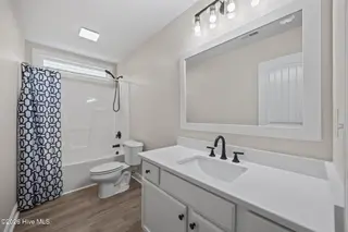 230 Station House Road, New Bern, NC 28562 – photo 13: Hallway Full Bathroom