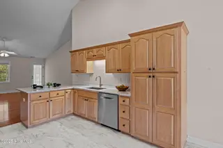 303 Deerfield Drive, New Bern, NC 28562 — 3-bedroom home in Deerfield, New Bern, NC, photo 12 of 53: 303 Deerfield Drive