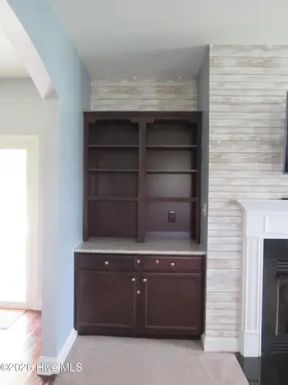 104 Falken Court, New Bern, NC 28562 – photo 6: built-ins in living room