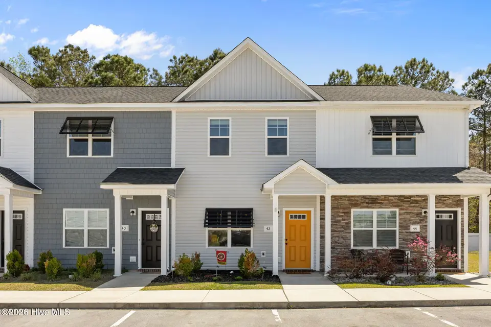 42 Catalina Circle, Swansboro, NC 28584 – photo 1 of 30: 40-web-or-mls-IMG_8824