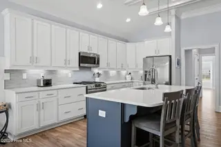 6476 Bryson Drive SW, Ocean Isle Beach, NC 28469 – photo 14: Loads of cabinetry/counterspace