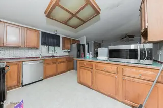 210 Creek Bank Drive, New Bern, NC 28560 — 3-bedroom manufactured home in Creekwater Haven, New Bern, NC, photo 20 of 58: Kitchen