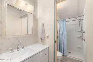 100 Lindsey Court, Beaufort, NC 28516 — 3-bedroom manufactured home in Green Meadows, Beaufort, NC, photo 17 of 38: Principal Full Bath