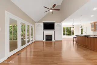 573 Coral Ridge Road, Pine Knoll Shores, NC 28512 – photo 14: Living room