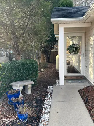 918 Dickinson Court, New Bern, NC 28562 — 2-bedroom home in Berkshire, New Bern, NC, photo 2 of 20: IMG_4560
