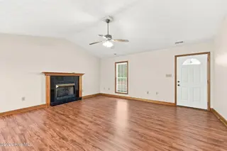 133 Sheldon Street, Newport, NC 28570 – photo 11: living room