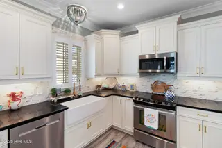 221 Sound Side Drive, Atlantic Beach, NC 28512 — 5-bedroom home in Bay Ridge, Atlantic Beach, NC, photo 17 of 60: Kitchen with farmhouse sink