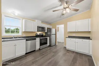 405 Lynchfield Drive, New Bern, NC 28560 – photo 2: Kitchen