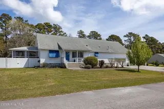 120 Pearl Drive, Beaufort, NC 28516 — 3-bedroom home in Beaufort Meadow, Beaufort, NC, photo 1 of 50: 2-web-or-mls-1S3A1078