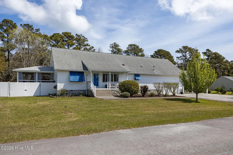 120 Pearl Drive, Beaufort, NC 28516 — 3-bedroom home in Beaufort Meadow, Beaufort, NC, photo 1 of 50: 2-web-or-mls-1S3A1078