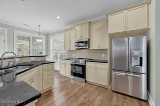 4907 Whitner Drive, Wilmington, NC 28409 — 3-bedroom townhome in Holly Glen, Wilmington, NC, photo 9 of 37: 008_6q7a9950_copy_685