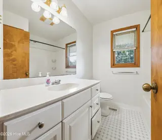 306 Shore Point Drive, Wilmington, NC 28411 — 4-bedroom home in Bayshore Estates, Wilmington, NC, photo 21 of 78: ShorepointDr-73bath