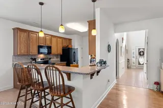 256 Downing Glen Place, Calabash, NC 28467 — 4-bedroom home in The Farm, Calabash, NC, photo 12 of 42: Bar seating