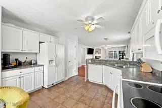 135 Luke Court, New Bern, NC 28560 – photo 9: Kitchen
