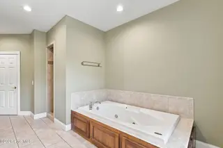 3623 Wingfoot Drive, Southport, NC 28461 — 3-bedroom home in St James, Southport, NC, photo 20 of 64: primary en suite