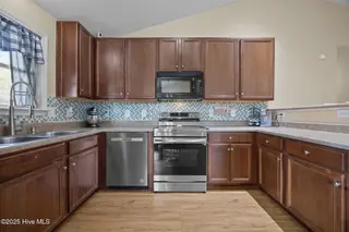 314 Jasmine Lane, Jacksonville, NC 28546 – photo 8: 13-web-or-mls-314 Jasmine Ln 30